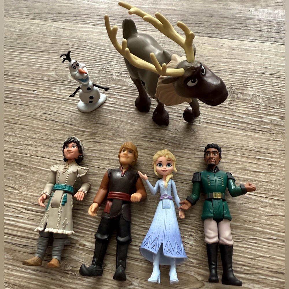 Disney Frozen 2 Character Action Figure Set